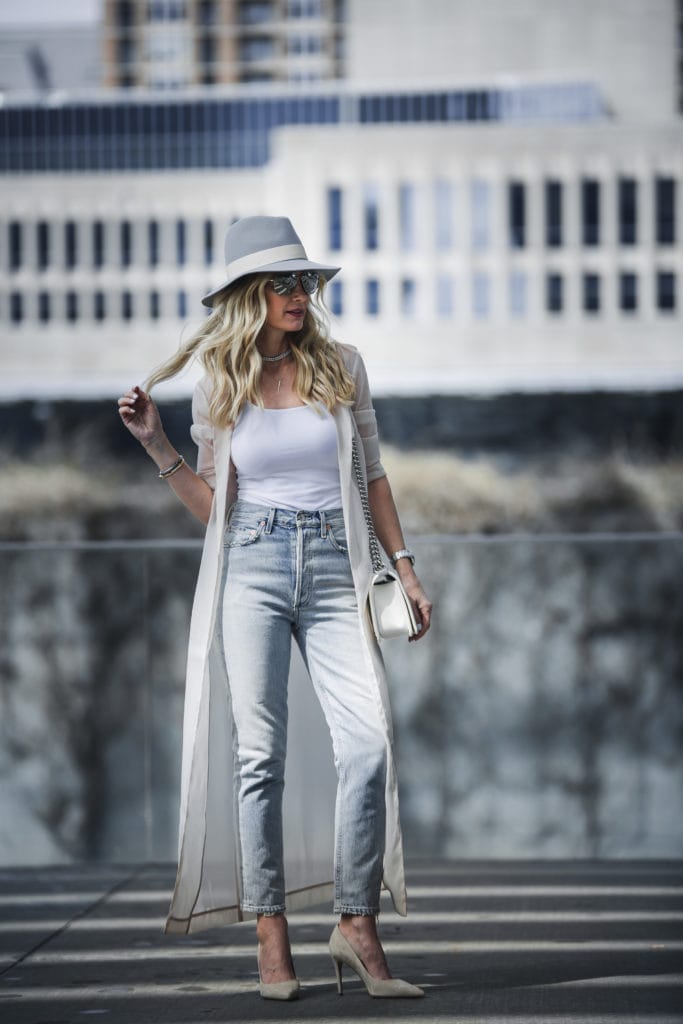 Dallas Fashion Blogger wearing Mom Jeans