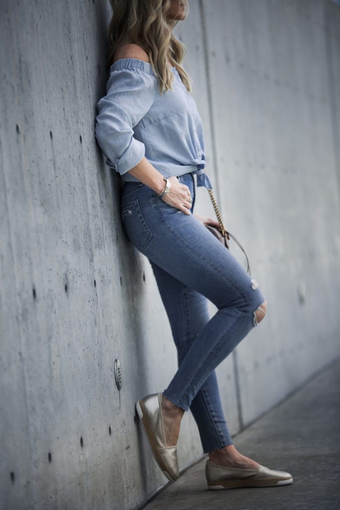 Dallas fashion blogger wearing ripped jeans and Easy Spirit shoes