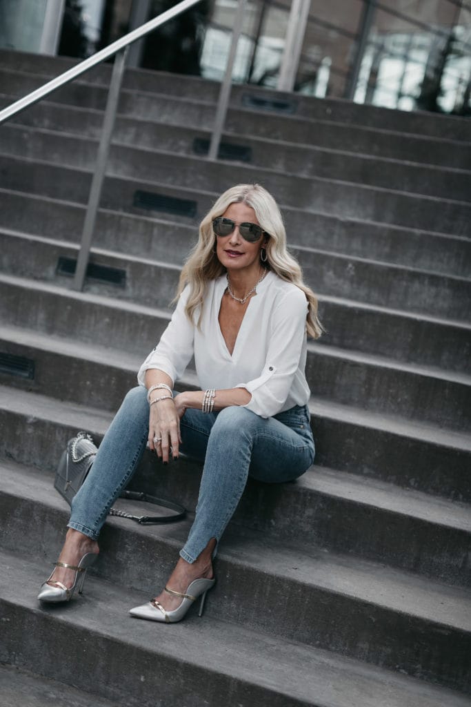 White tunic, Good American Jeans, and silver heels - THE CHICEST LUXURY JEWELRY BRAND