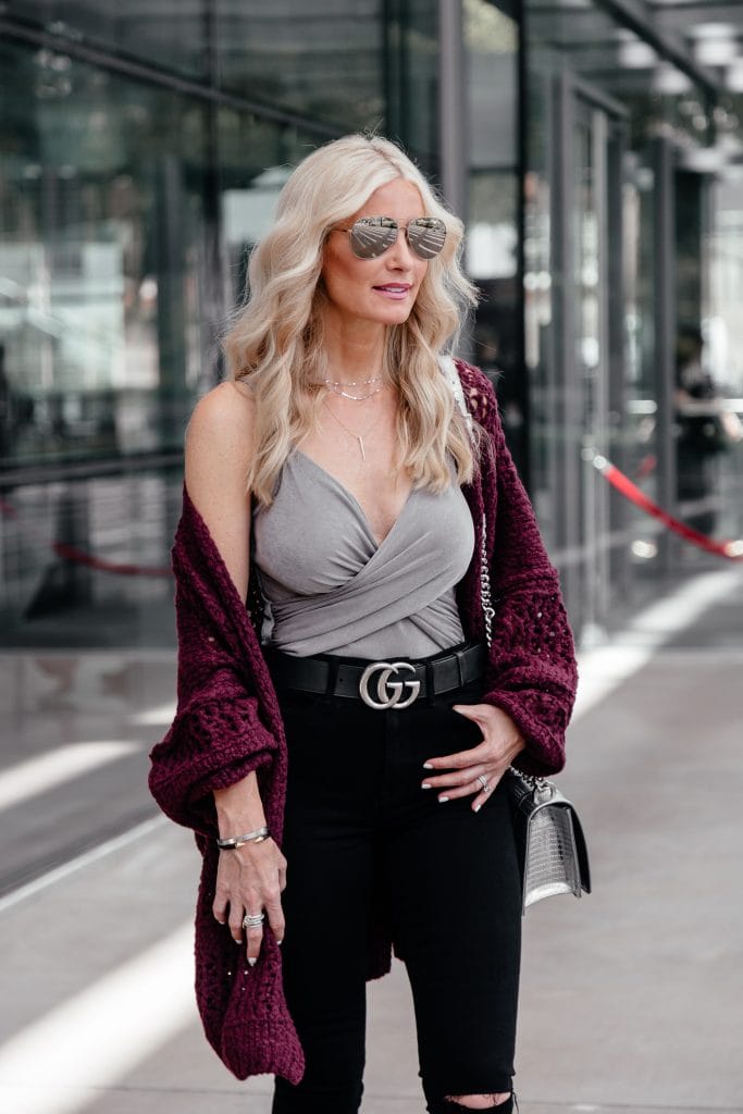 Dallas fashion blogger wearing Gucci belt and Good American Jeans 