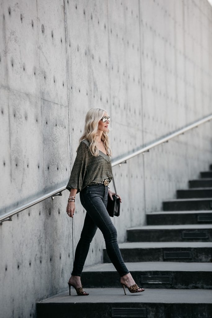 Dallas style blogger wearing gray jeans and leopard heels 
