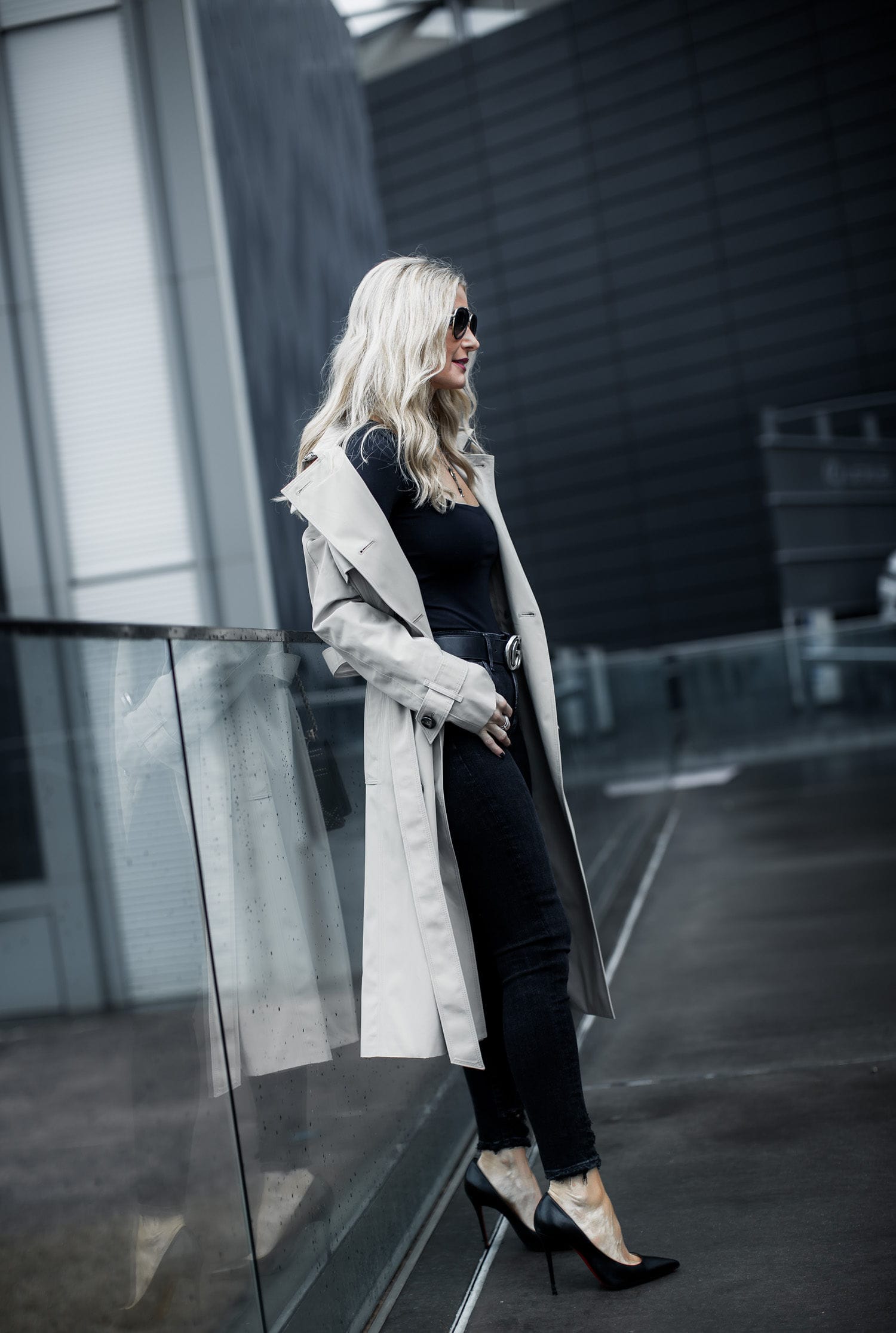 Dallas blogger wearing black pumps, black skinny jeans, and tan trench coat 