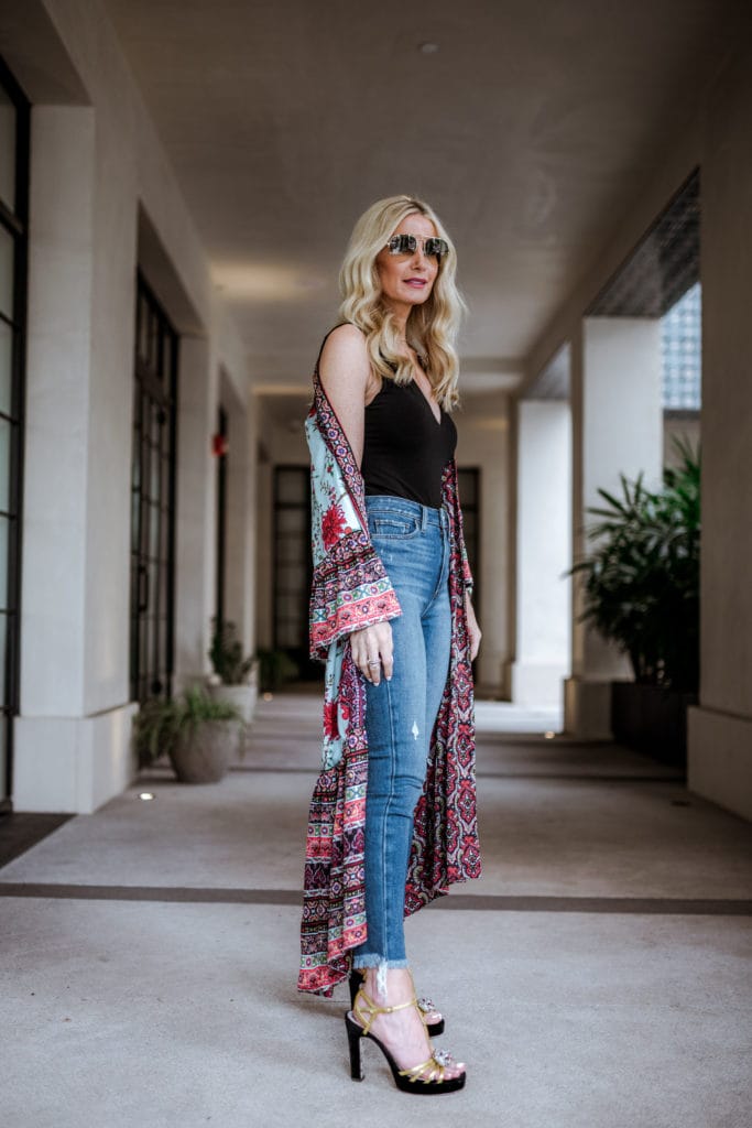 Dallas blogger wearing Alice and Olivia kimono and Gucci platforms 