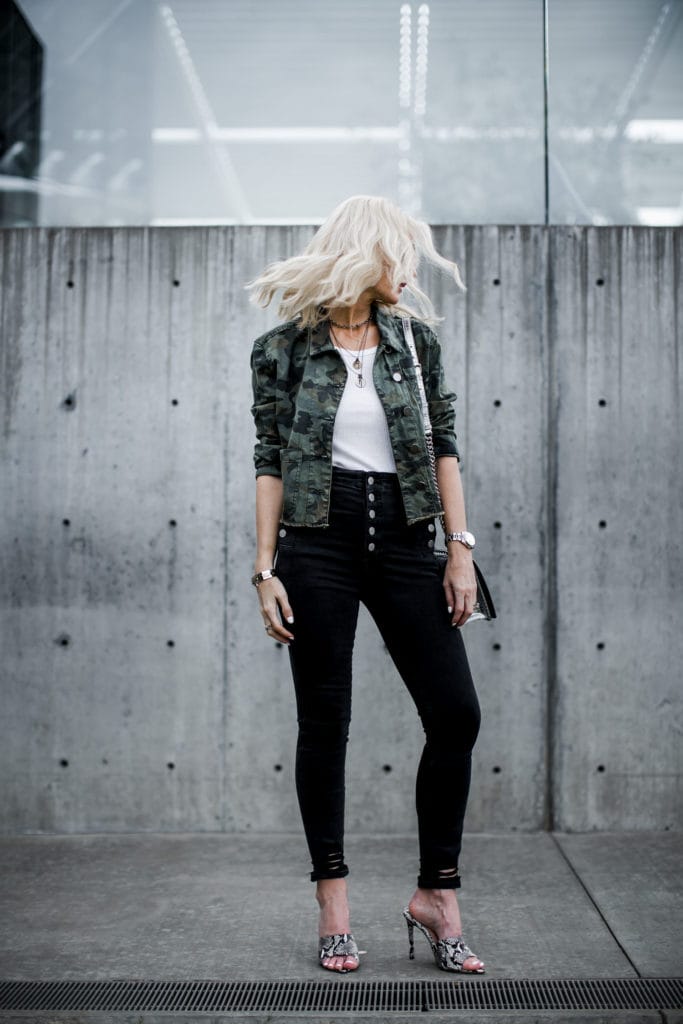 Dallas blogger wearing black skinny jeans and camo jacket by DL1961
