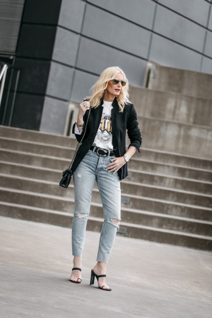 Dallas blogger wearing a black blazer with jeans 