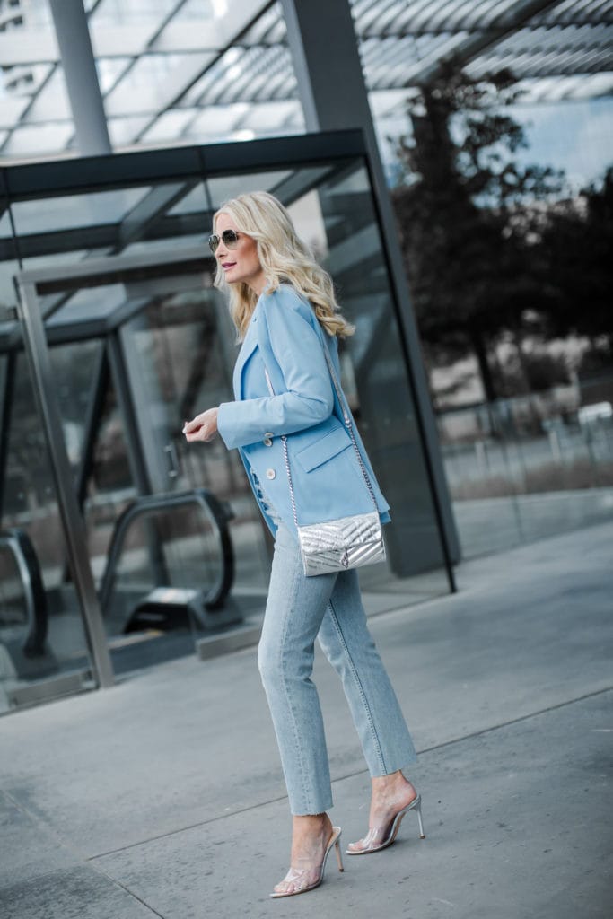 Dallas blogger wearing a blazer and mom jeans 