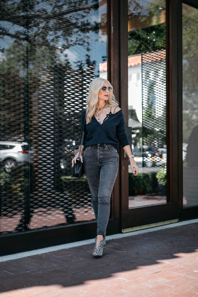 Dallas style blogger wearing gray skinny jeans by Agolde