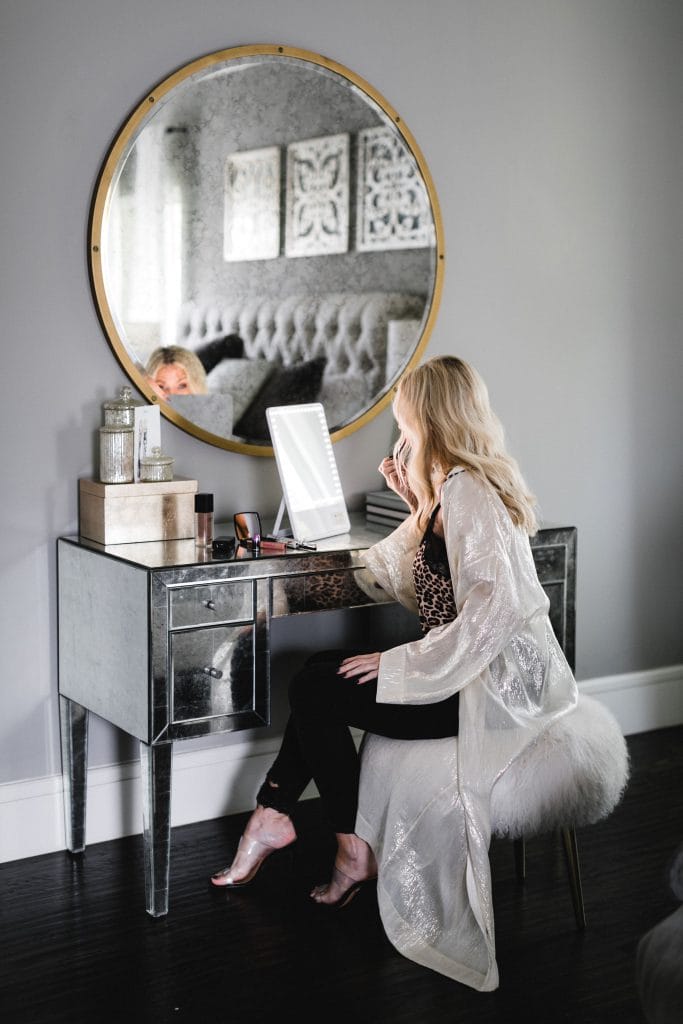 Dallas blogger wearing fall beauty favorites from Nordstrom 