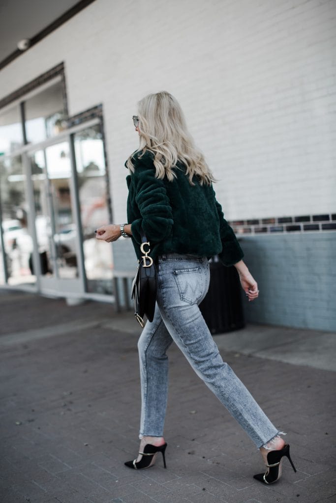 Dallas influencer wearing Mother jeans and black heels 