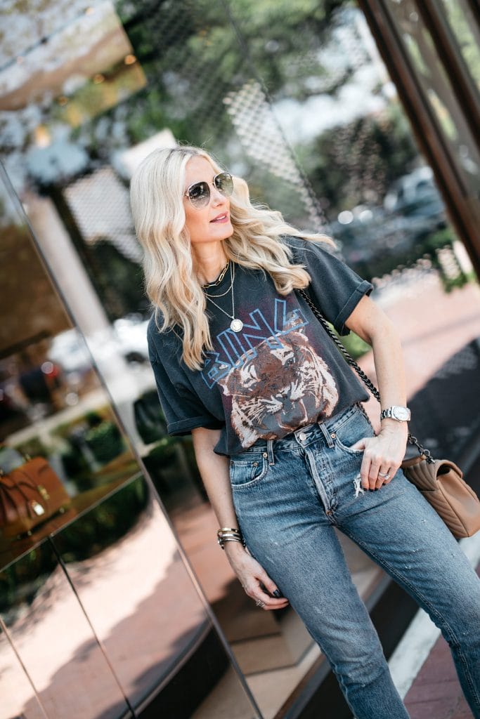 Dallas blogger wearing a graphic tee and jeans 
