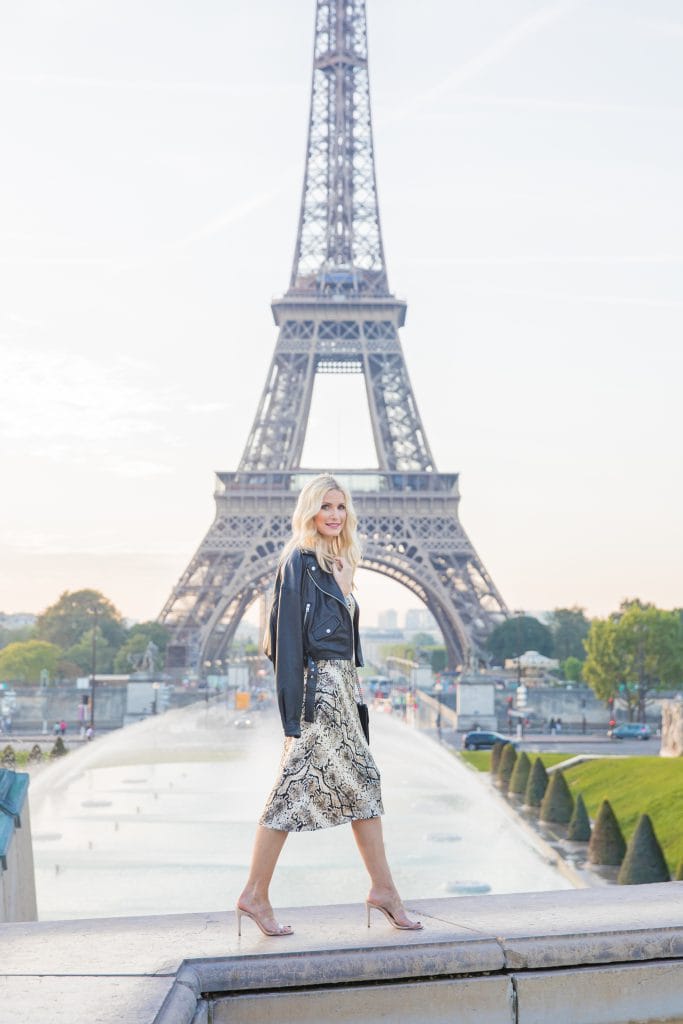 Dallas blogger visiting the Eiffel Tower 