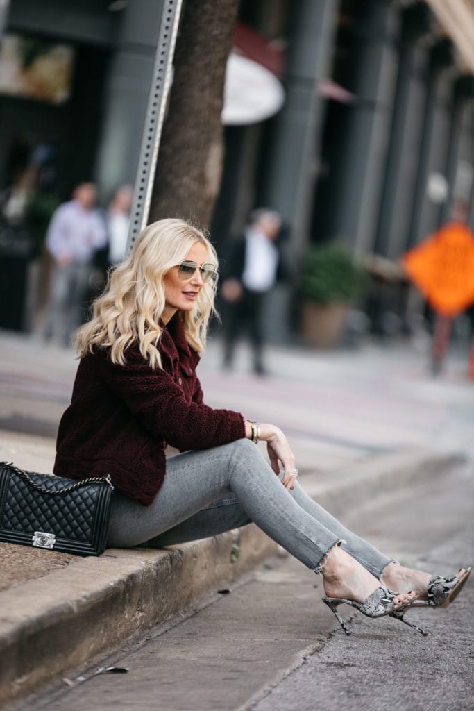 Dallas blogger wearing gray jeans by Agolde