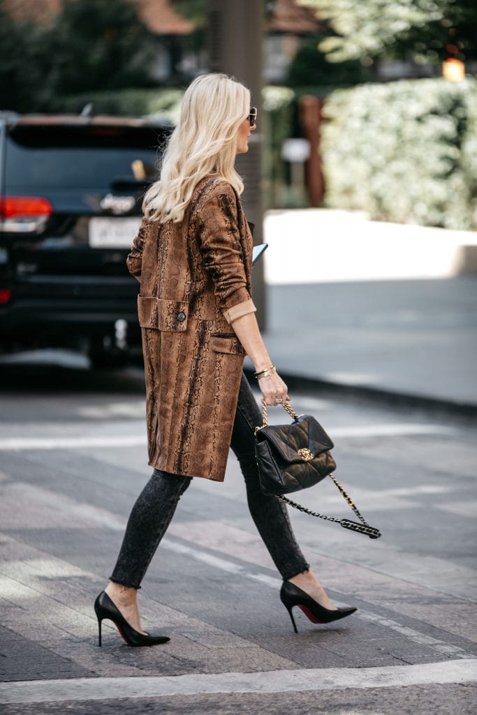 Dallas blogger wearing Frame jeans and carrying a Chanel bag 