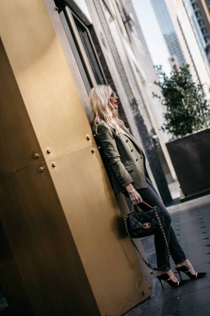 Dallas fashion influencer wearing black heels and a black handbag