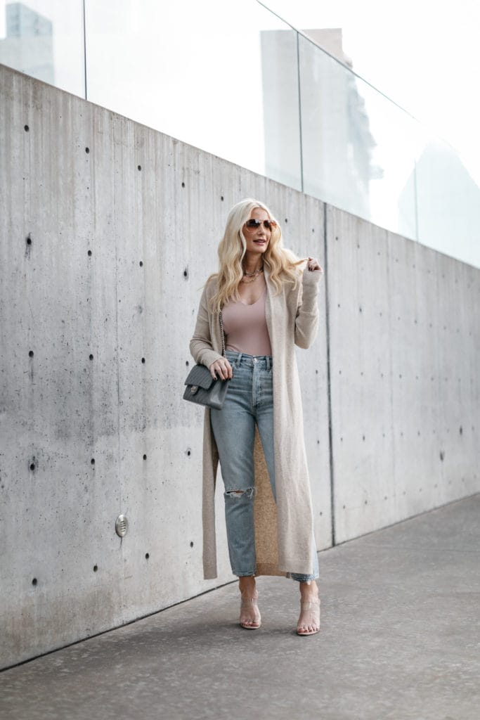 Fashion blogger wearing a cream cardigan and denim