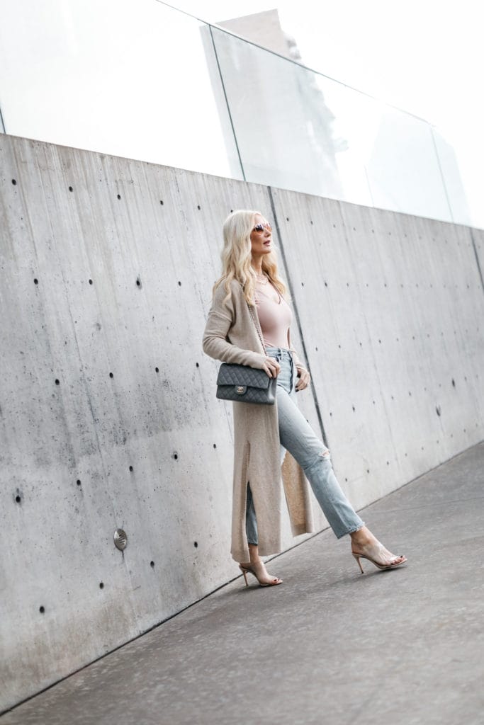 Fashion blogger wearing a long cardigan and light denim