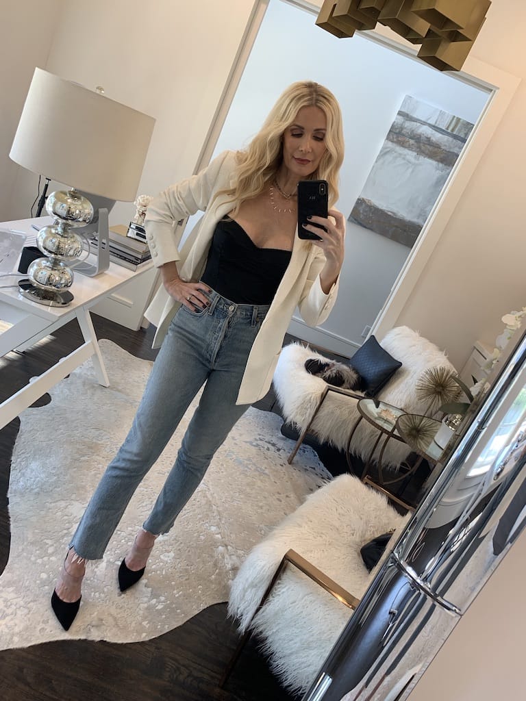 Dallas influencer wearing Agolde jeans and a white blazer