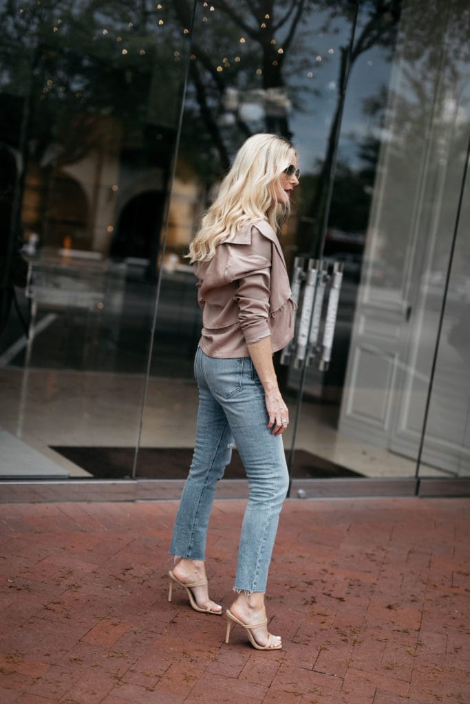 Dallas woman wearing Mom jeans and heels