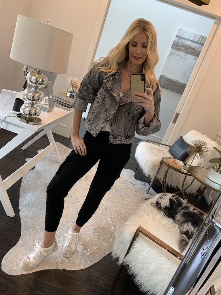 Dallas blogger wearing joggers and a jean jacket 