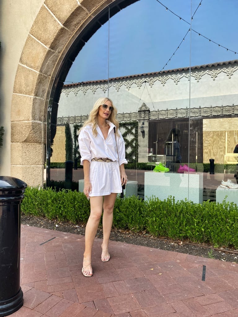 Dallas blogger wearing a white blouse dress and snakeskin belt