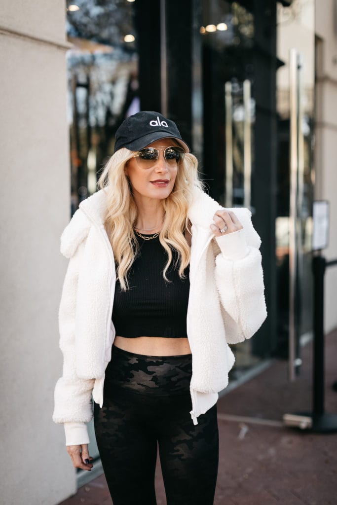 Dallas blogger wearing a hat by ALO and a ribbed crop top for working out