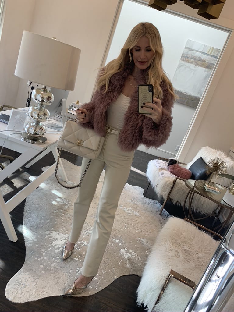 Dallas blogger wearing a pink faux fur coat and white pants