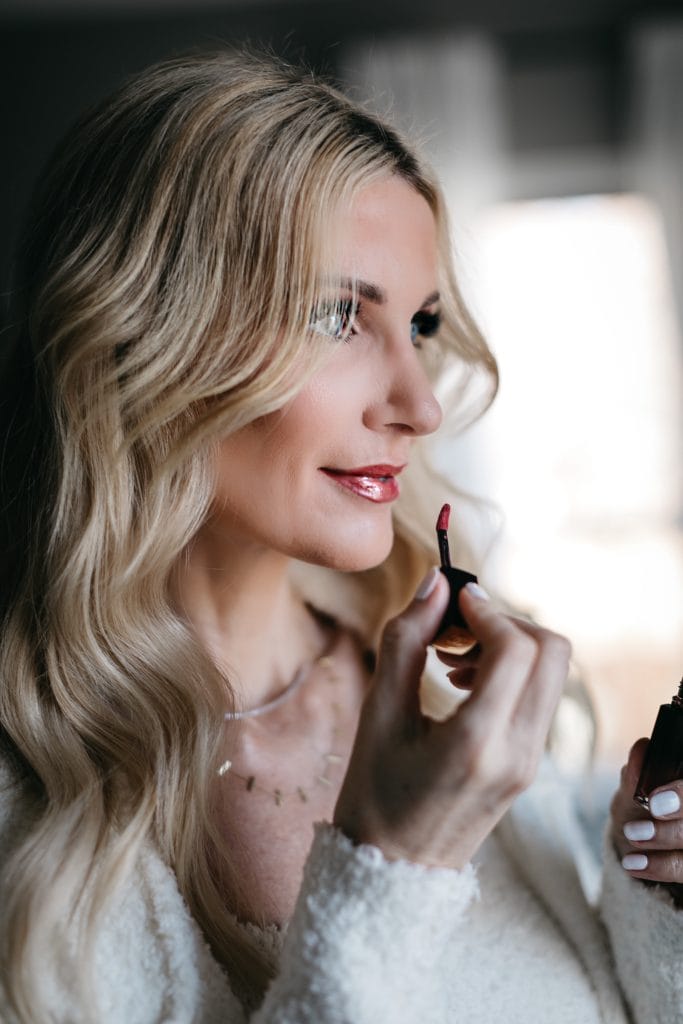 Dallas fashion blogger wearing makeup that makes for a younger look