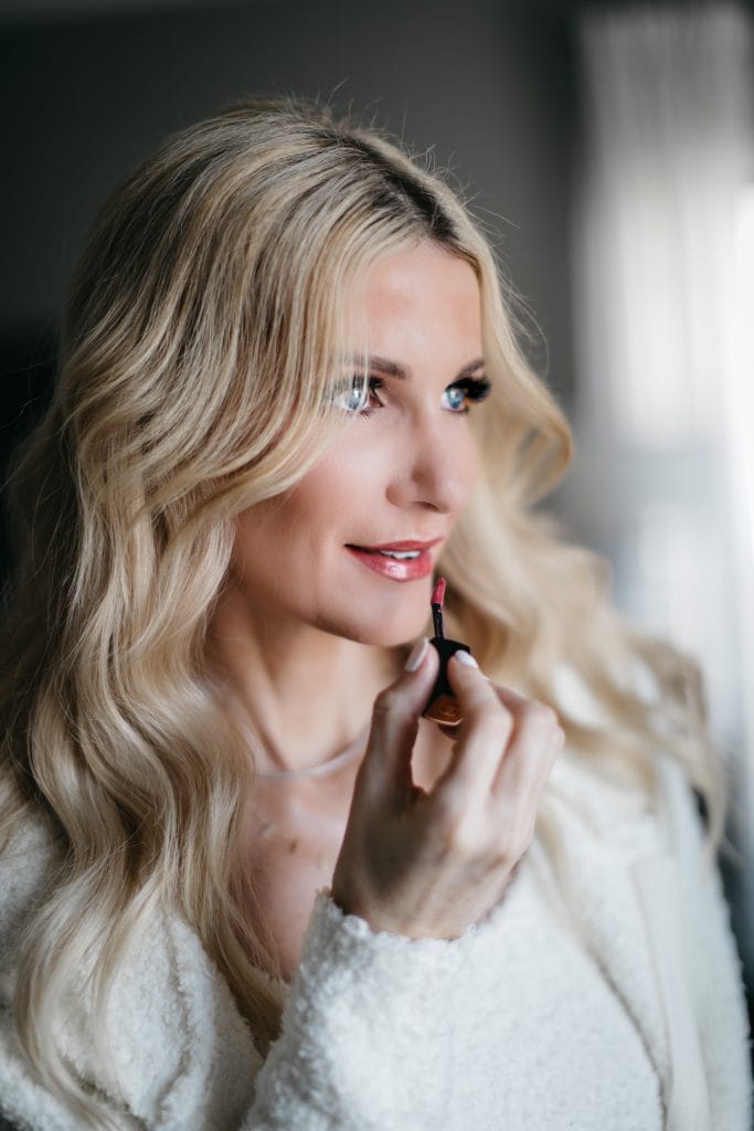 Dallas blogger So Heather wearing the best beauty products for women