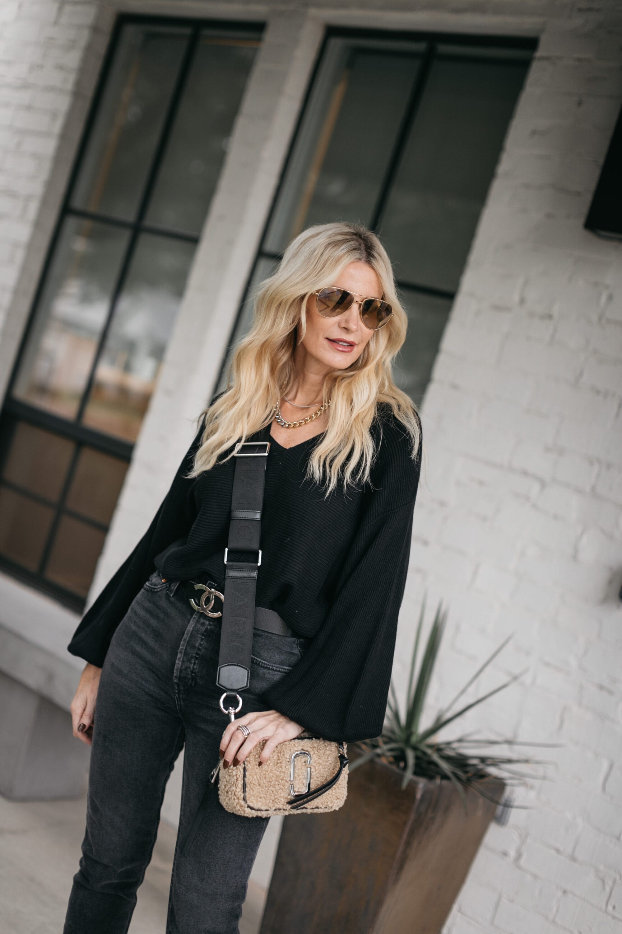 Dallas blogger wearing a shearling crossbody bag