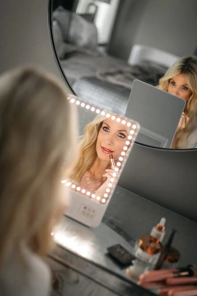 Dallas fashion blogger using RIKI 10X Skinny Lighted Mirror