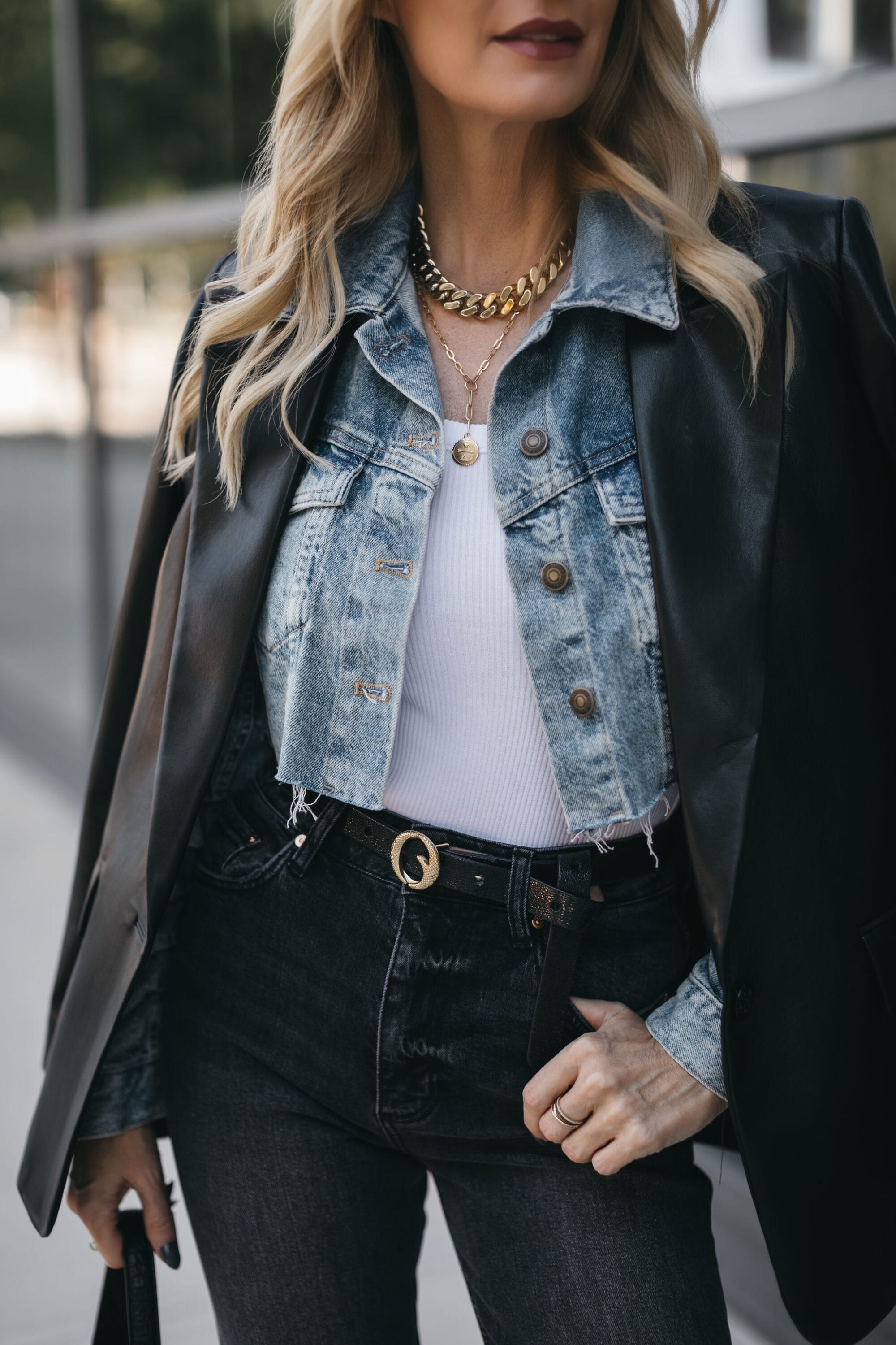 Dallas fashion blogger over 40 wearing clinch belt as accessory with layers.