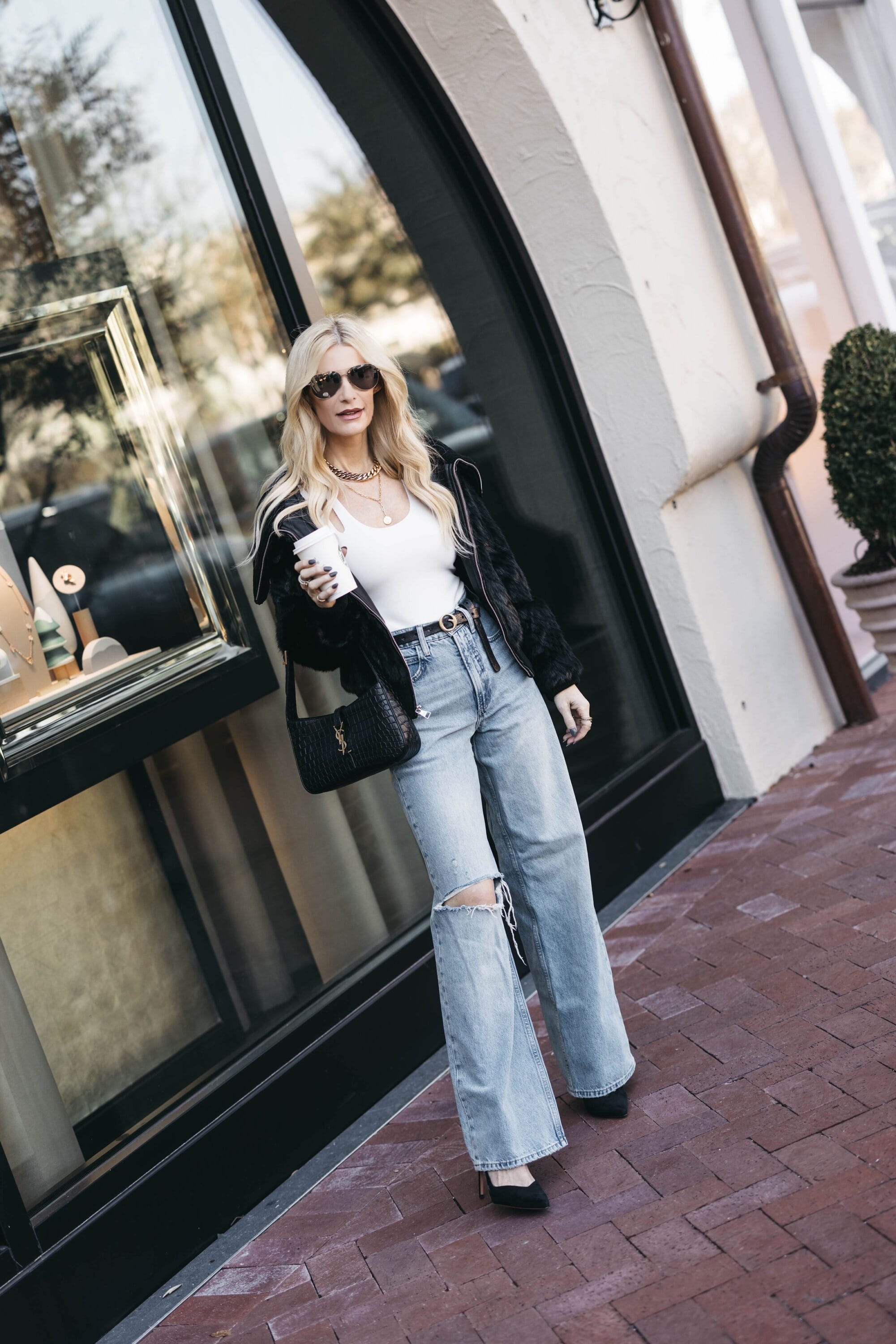 Over 40 fashion blogger wearing wide leg jeans instead of baggy low waisted jeans that are one of the worst fashion trends of 2023 for women over 40.