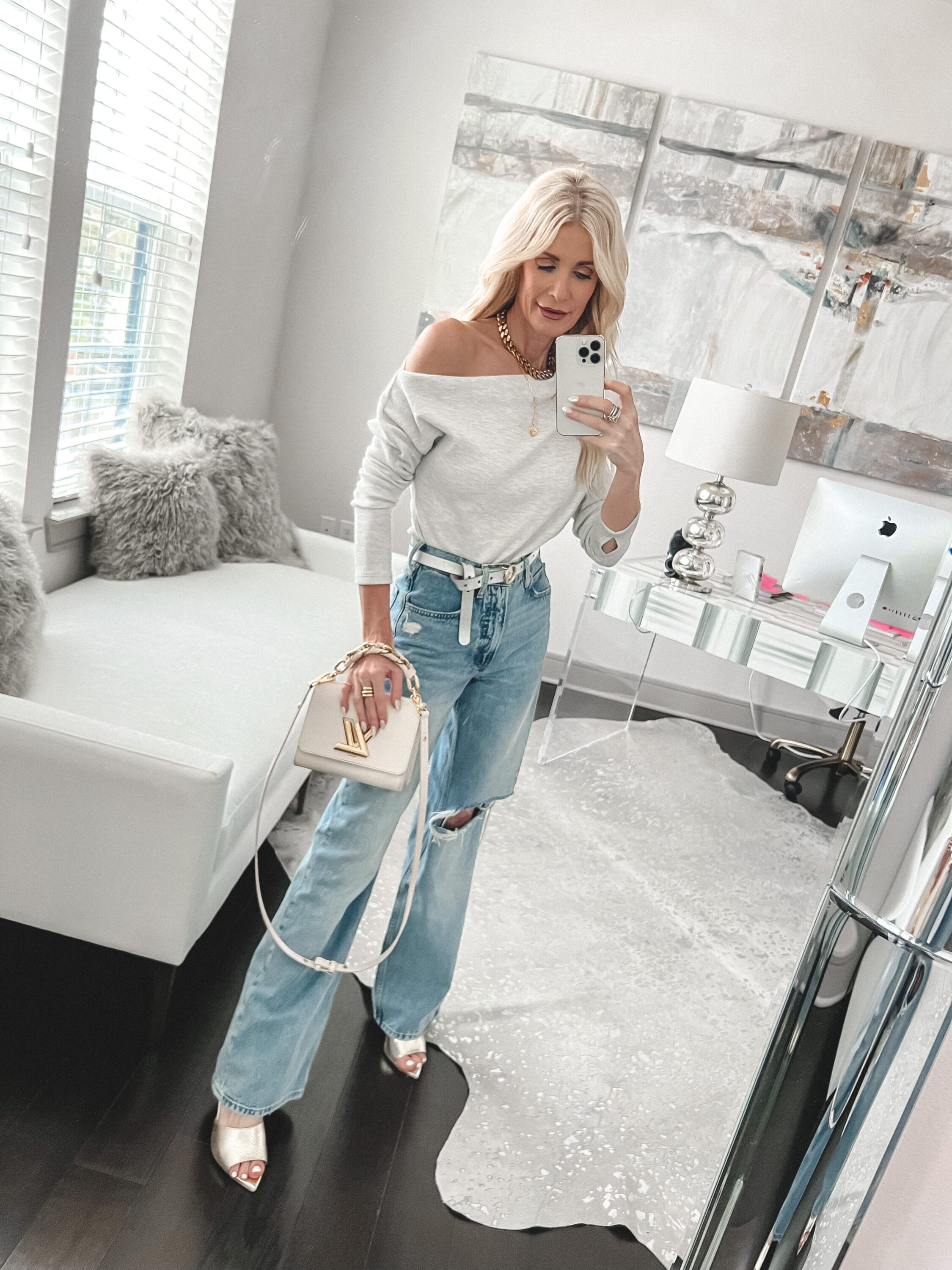 Over 40 Dallas fashion influencer wearing wide-leg jeans as one of the top spring denim trends of 2023.