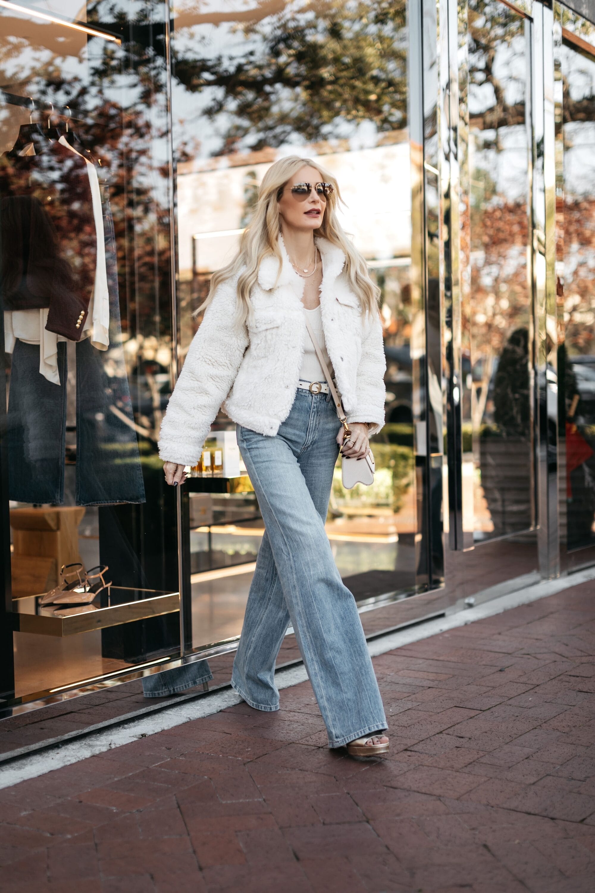 Trendy Wide Leg Jeans for a Stylish Look