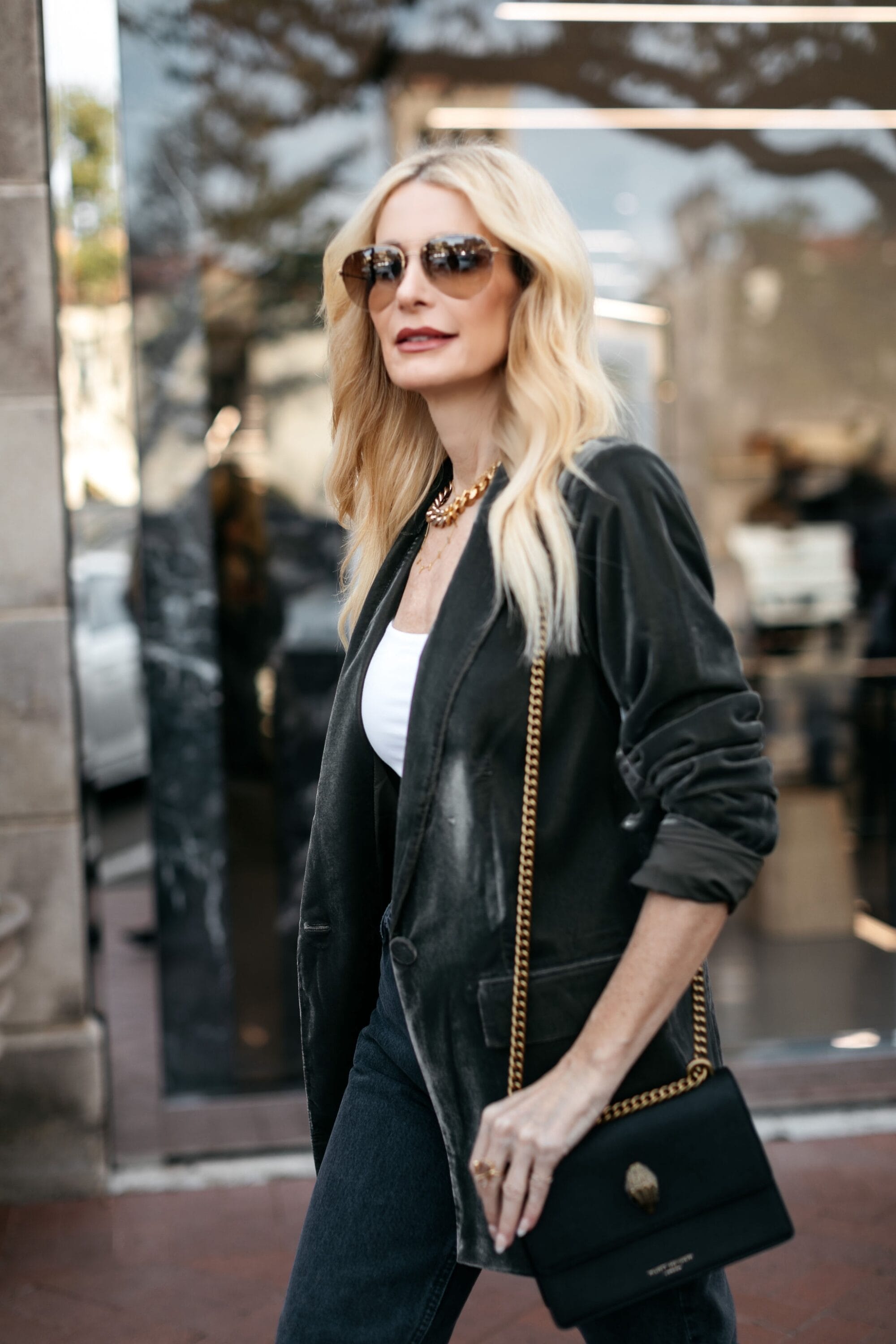 What to Wear With Black Jeans: 12 Outfit Ideas