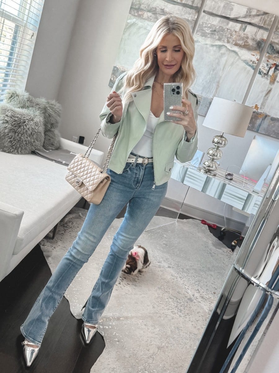 Over 40 fashion influencer from Dallas wearing light was skyscraper jeans as one of the hottest denim trends for spring in her spring denim edit.