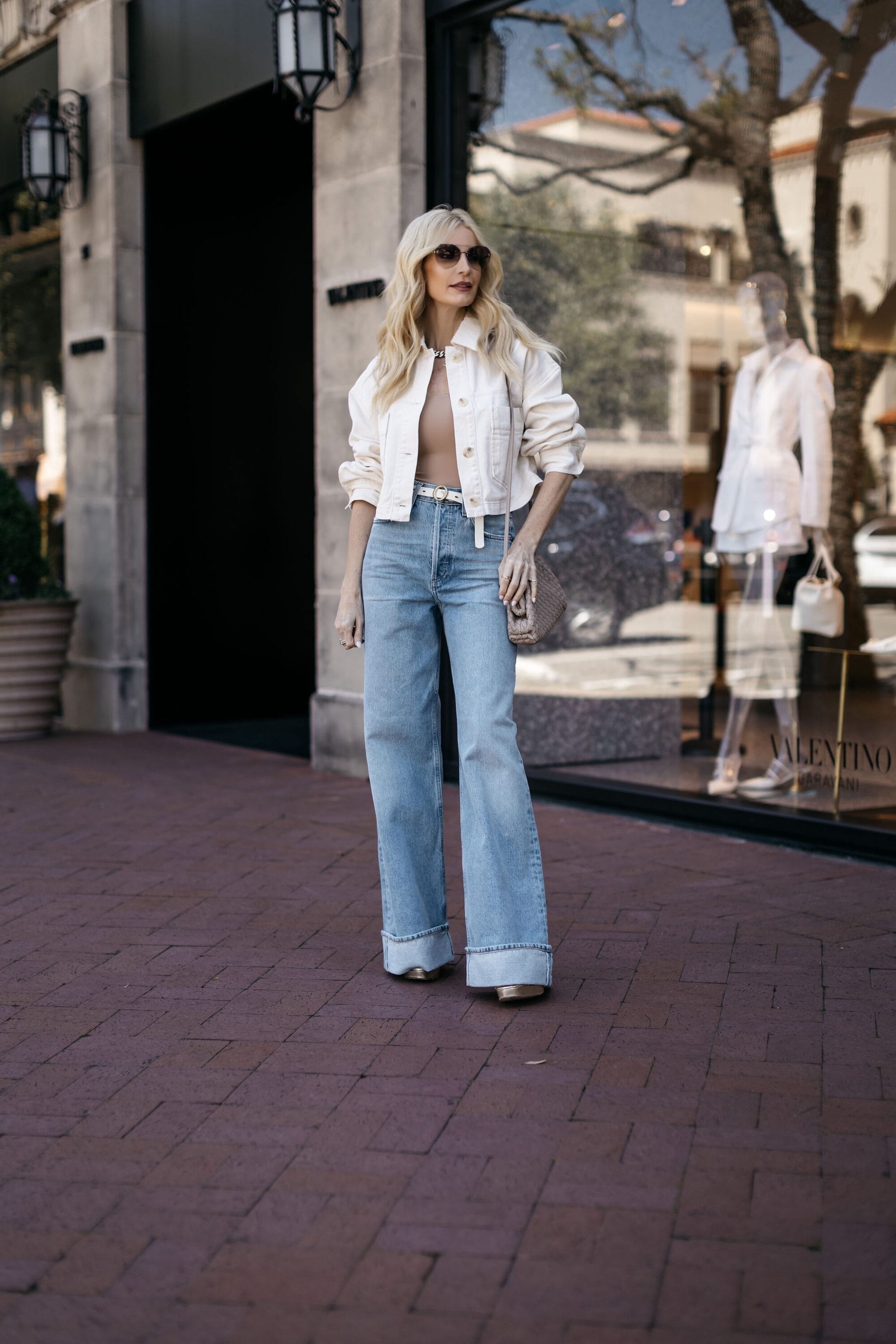 Over 40 fashion blogger showcasing the best spring jackets of 2024 in 5 chic looks.